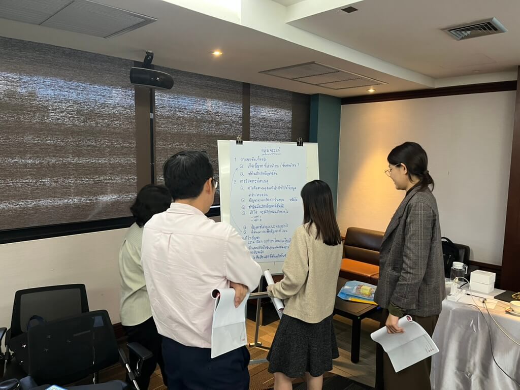 บรรยากาศการทำกิจกรรมระดมความคิดเห็น (Brainstorming) ของผู้เข้าร่วมเวิร์กชอป