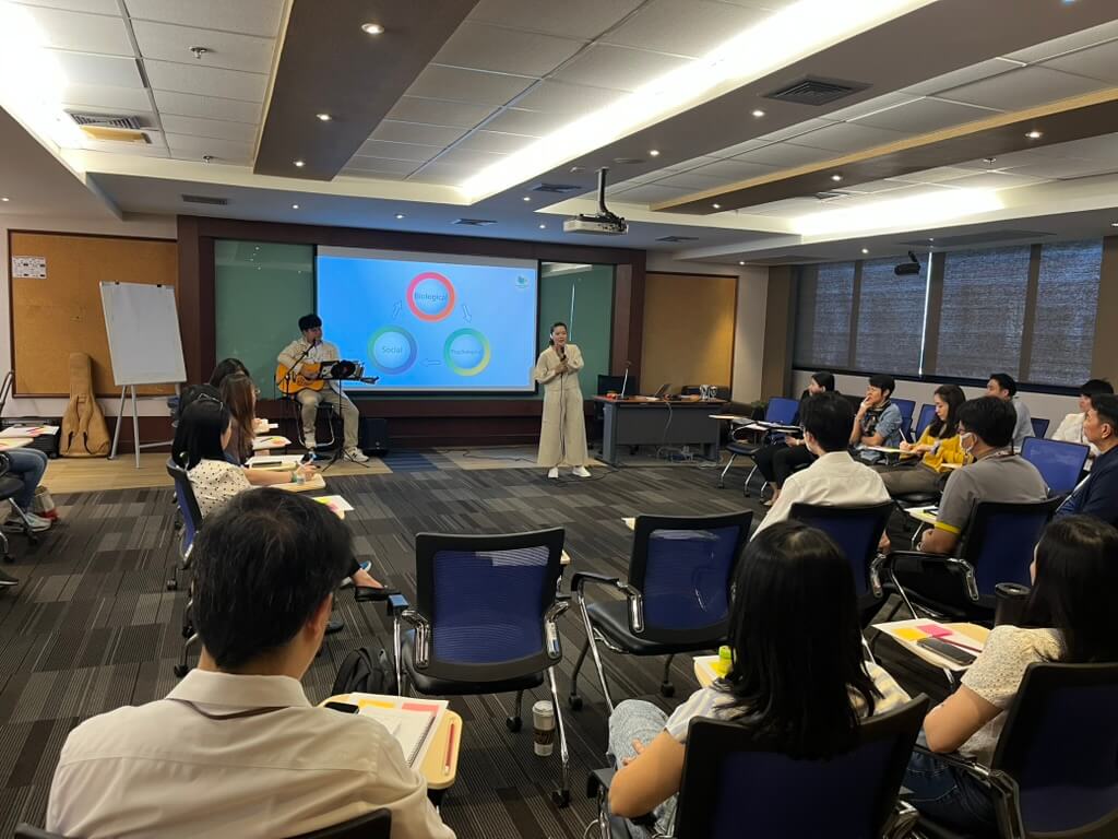 บรรยากาศการเวิร์กชอปเชิงสร้างสรรค์ที่ใช้ดนตรีสดเข้ามาประกอบการบรรยายเพื่อสร้างการมีส่วนร่วม
